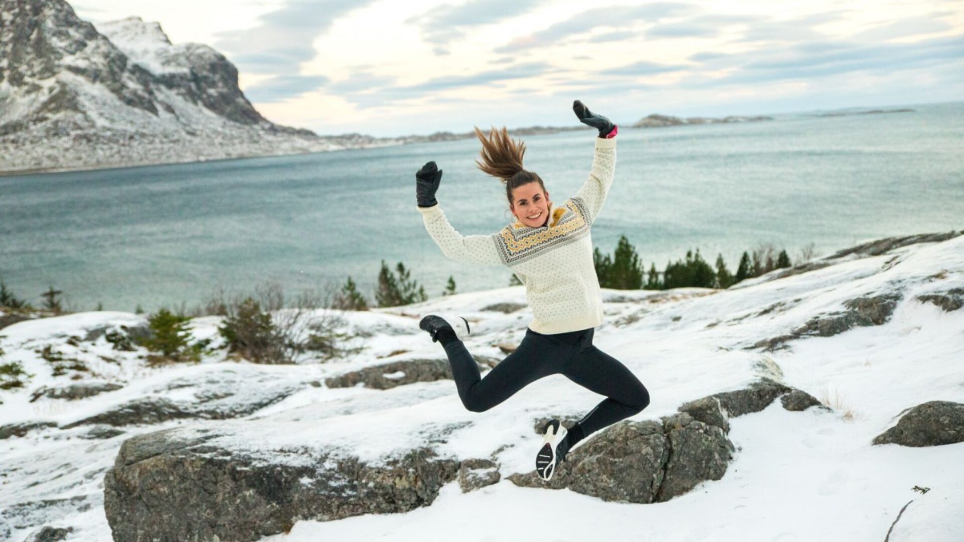 Mariell hopper høyt i snødekt landskap