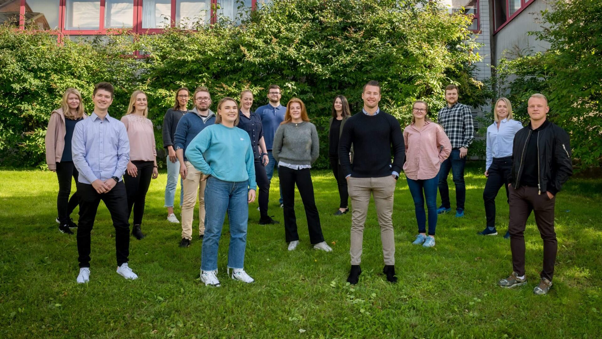 Traineene i Kandidat Helgeland oppstilt foran rådhuset