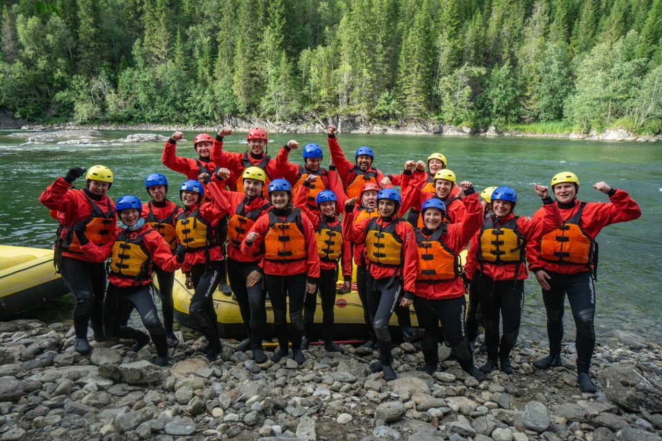 Unge mennesker på rafting